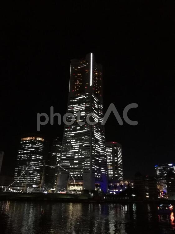 横浜みなとみらい観覧車　夜景 たそがれ,スカイライン,ビルの写真素材