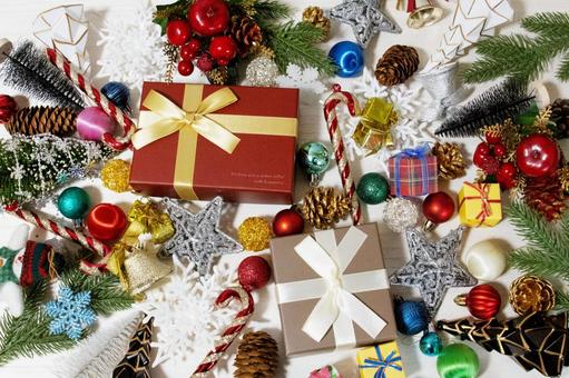 カラフルで楽しげなクリスマスイメージ背景 カラフルで楽しげなクリスマスイメージ背景 クリスマス,プレゼント,オーナメントの写真素材