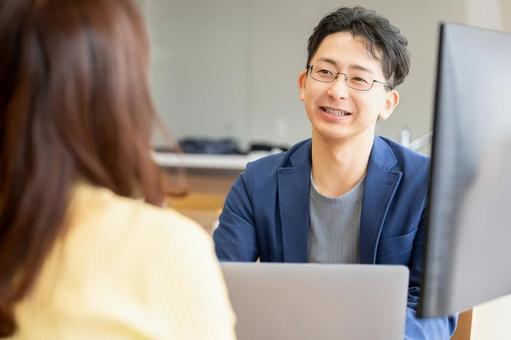 ミーティングをする男女2人のビジネスマン ミーティングをする男女2人のビジネスマン 男性,女性,男女の写真素材