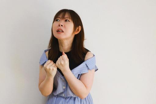 悔しがる女性 悔しがる女性 悔しい,残念,ネガティブの写真素材