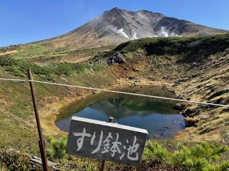 大雪山旭岳すり鉢池看板 大雪山旭岳すり鉢池看板 大雪山,旭岳,紅葉の写真素材