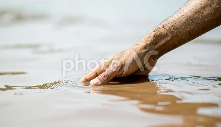 泥水に触れる手 手,片手,体の写真素材