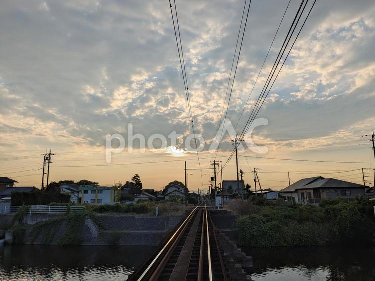線路と夕日 線路,夕日,川の写真素材