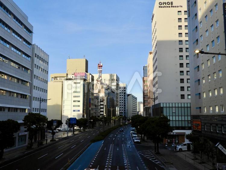 早朝の沖縄県那覇市松山の国道58号 那覇市,松山,都市の写真素材