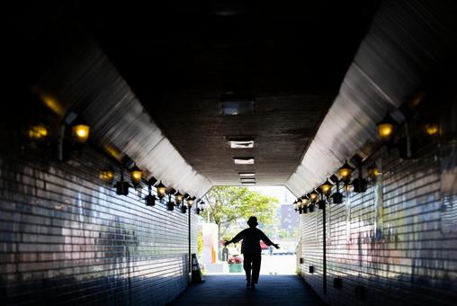 地下道を歩く人 地下道を歩く人,地下道,トンネルの写真素材