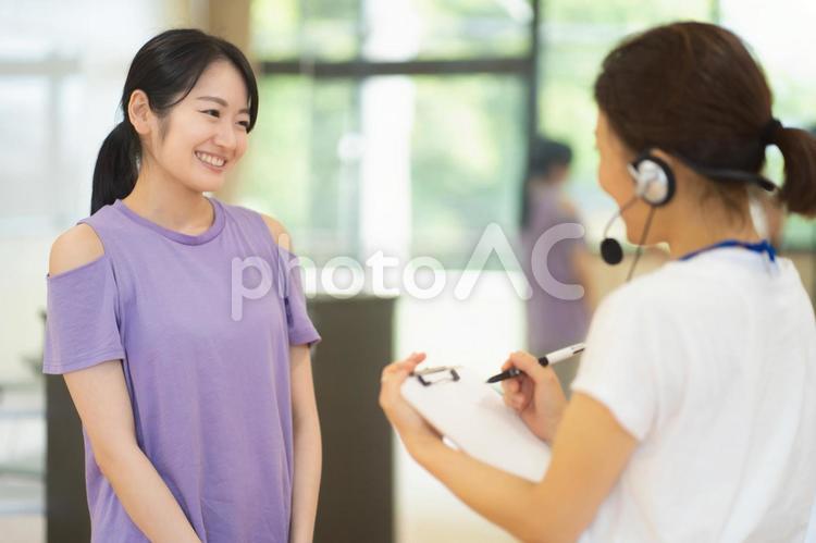 パーソナルトレーナーと生徒 スポーツジム,カウンセリング,体験レッスンの写真素材