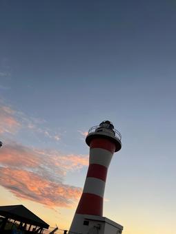 夕景の灯台の写真