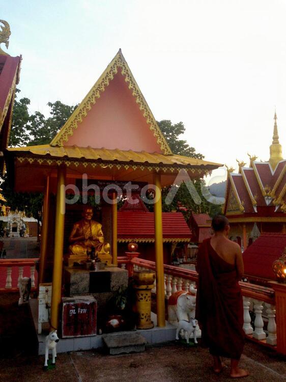 タイの祠と黄昏れる僧侶 すごい,アジア,タイの写真素材