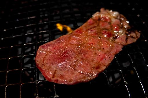 グリルで焼いている牛タン グリルで焼いている牛タンの写真