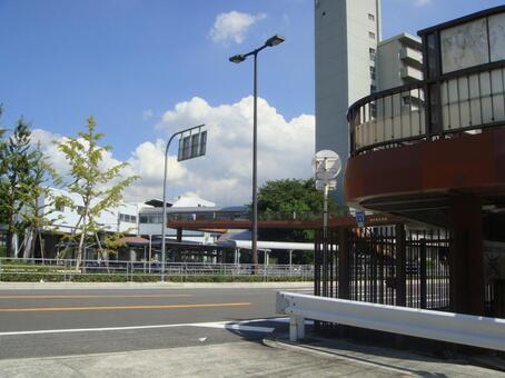 駅と道路 駅と道路の写真