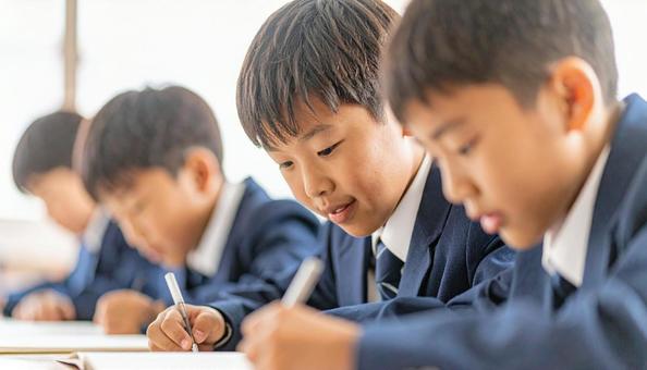 塾で勉強する日本人の小学生 塾で勉強する日本人の小学生の写真
