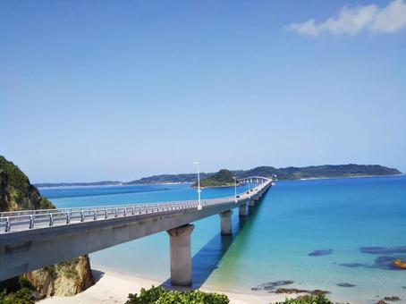 エメラルドの海と橋 エメラルドの海と橋の写真