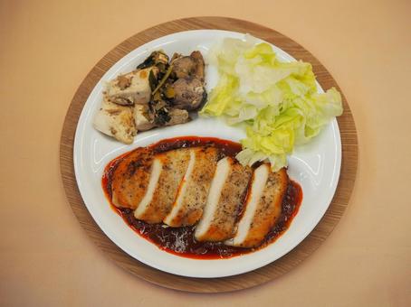 手作り・チキンソテーナポリタンソース添え チキンソテー,ナポリタンソース添え,手作りの写真素材