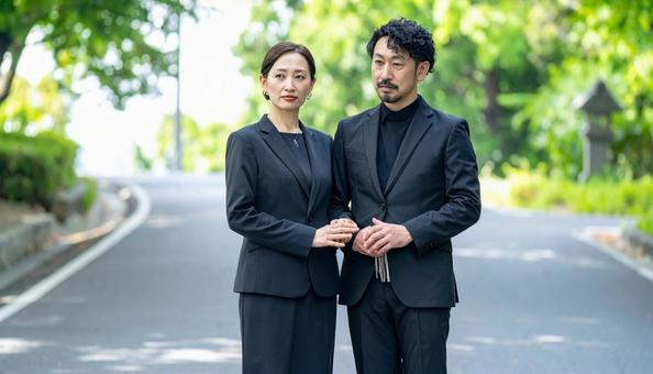 お葬式に来た喪服の日本人夫婦の写真