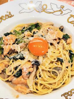 サーモンときのこのパスタ パスタ,スパゲティ,卵黄の写真素材