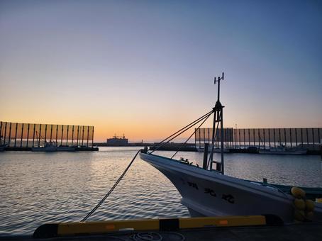夕暮れの湊 夕暮れの湊 港,夕暮れ,夕日の写真素材