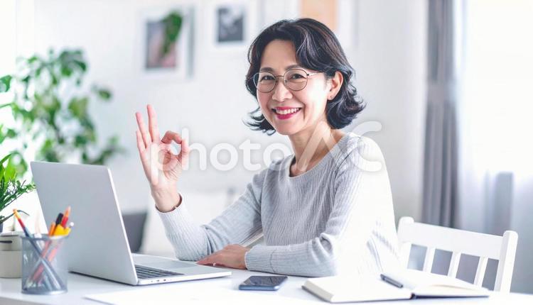 家計がうまくいきパソコンの前で微笑む女性 パソコン,家計簿,節約の写真素材