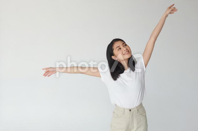 両腕をあげるアジア人女性3 女性,アジア人,伸びをするの写真素材