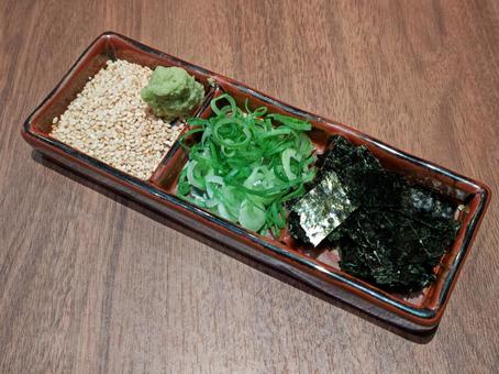 薬味のセット（ごま、わさび、ネギ、のり） 薬味,ワサビ,プレートの写真素材