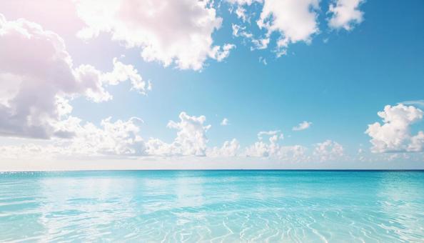 夏の空と穏やかな海辺の風景 夏の空と穏やかな海辺の風景の写真
