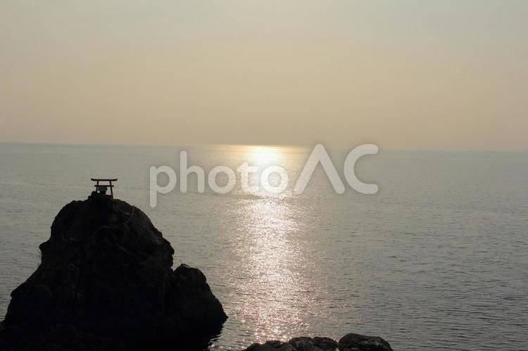 愛媛県大洲市長浜　夕暮れ時の綱掛岩 綱掛岩,風景,岩の写真素材