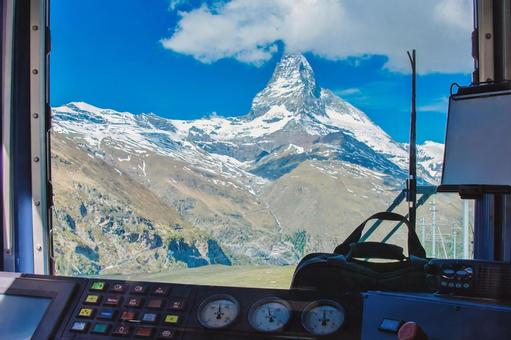 マッターホルンを望む登山電車の運転席から マッターホルンを望む登山電車の運転席から マッターホルン,鉄道,スイスの写真素材