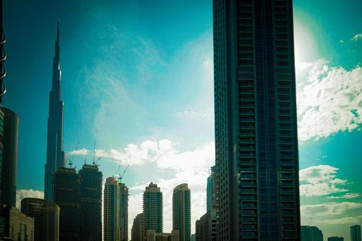 日没に染まる都市のスカイライン 日没に染まる都市のスカイラインの写真