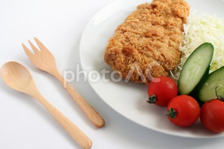 ヘルシーなとんかつ定食 とんかつ,キャベツ,ミニトマトの写真素材