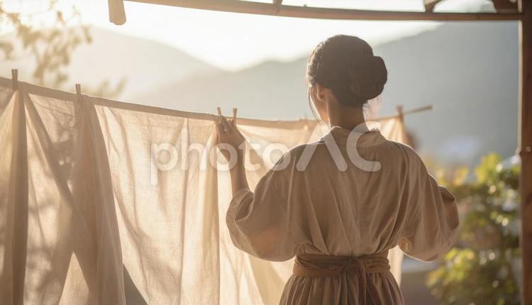 洗濯物を干す女性 洗濯,洗濯物,家事の写真素材