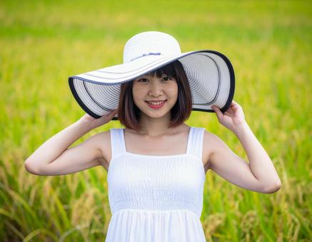 大きな帽子を被った女性 大きな帽子を被った女性の写真