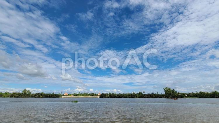 美しい空模様と川辺 湖,川,空の写真素材