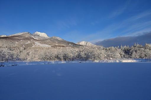 妙高高原の冬　いもり池と妙高山（2）の写真