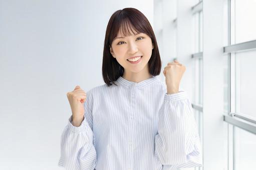 ガッツポーズをする女性・ビジネスウーマン ガッツポーズをする女性・ビジネスウーマン 女性,ガッツポーズ,笑顔の写真素材