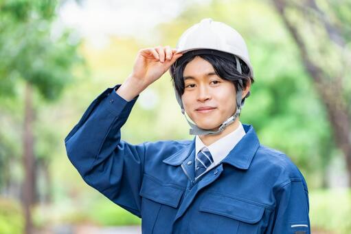 ヘルメットを被る作業員 工事,作業員,作業服の写真素材