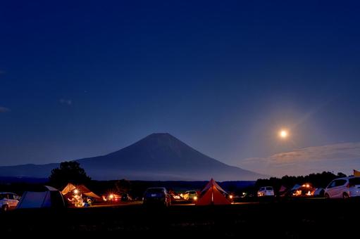 富士山裾野から昇る満月を望むキャンプ 富士山裾野から昇る満月を望むキャンプ 風景,キャンプ,カーサイドの写真素材