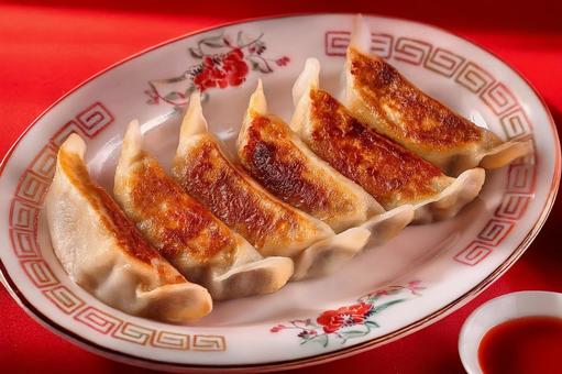 中華料理店の餃子の写真
