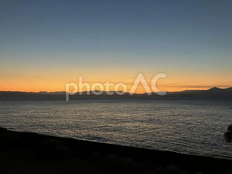 指宿温泉から見る朝焼け　日の出 指宿温泉,砂浜,観光地の写真素材