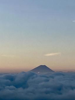 薄明の空と雲海に浮かぶ富士山② 薄明の空と雲海に浮かぶ富士山②の写真