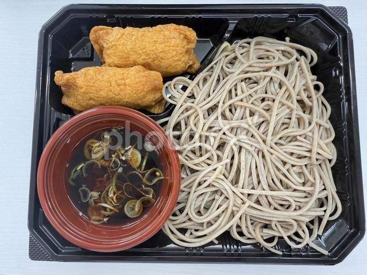 そばとお稲荷さん そば,蕎,弁当の写真素材