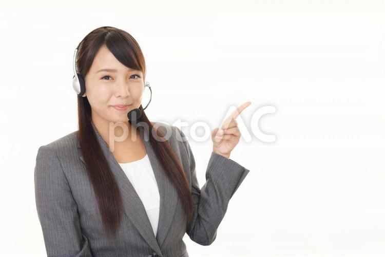 指示する笑顔のオペレーター 女性,オペレーター,女の写真素材