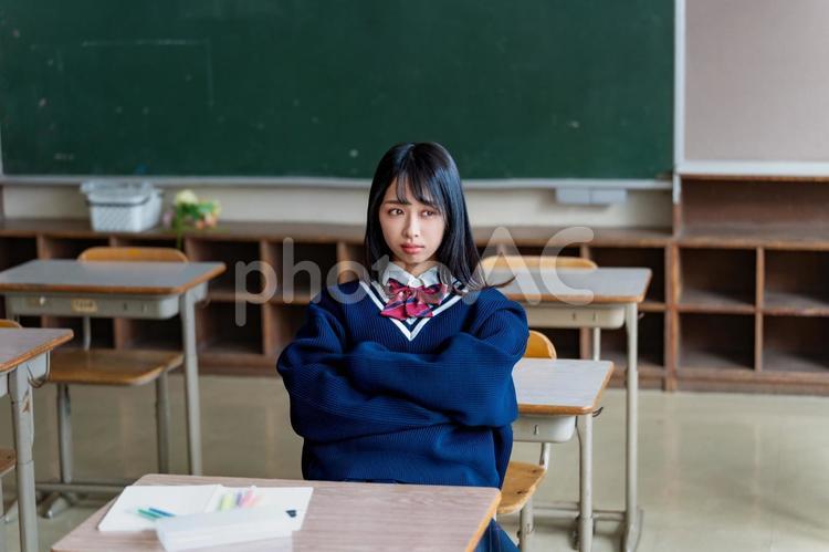 教室で真剣に考え事をする女子高生 女子高校生,高校生,女子高生の写真素材
