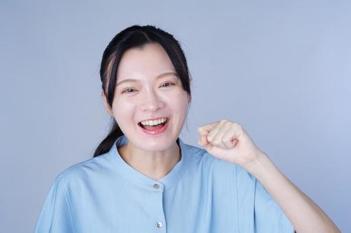 青い服の女性が楽しそうに笑う 女性,グー,ジャンケンの写真素材