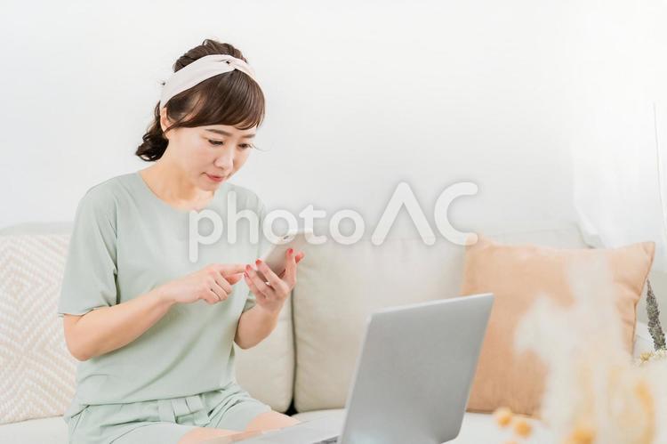 家でテレワークする日本人女性（スマホ） スマホ,登録,スマートフォンの写真素材