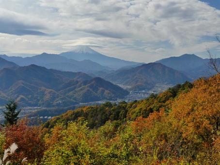 紅葉の百蔵山と傘雲を被った富士山 百蔵山,山,山梨百名山のひとつの写真素材